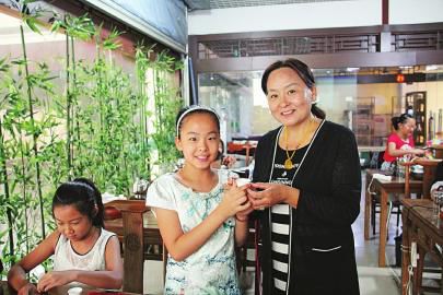 李雨萱（左二）与妈妈开心合影